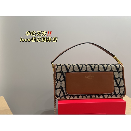 2023.11.10 Large P210 box ⚠️ Size 28.12 Small P205 with box ⚠️ Size 20.10 Valentino loco antique chain bag unlocks fashionable charm cool and cute The most beautiful girl in the whole street