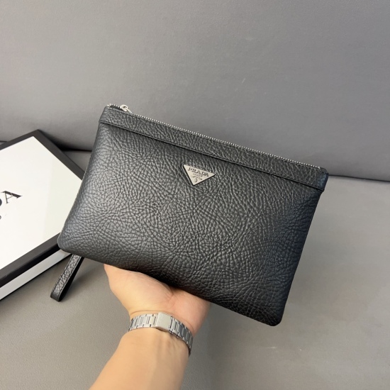 On November 6, 2023, the P175 Prada Men's Plant Blended Cowhide Handbag features exquisite inlay craftsmanship, classic and versatile physical photography. The original factory fabric is high-end and high-quality, and the gift box is a dustproof bag of 26