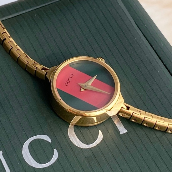 20240417 330, come and have some hard goods ⚠️ Gucci style from a Japanese second-hand store! Extremely rich in the style of a lady. Paired with an extremely simple dial, it has no other function besides recording time, simplifying and reminiscing about a
