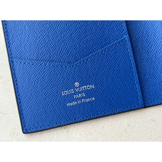 2023.07.11  LV Christmas themed passport case limited edition passport holder M 886 Christmas limited edition new Monogram travel document case, which can hold three credit cards or business cards in addition to a passport. Leather lined open passport int