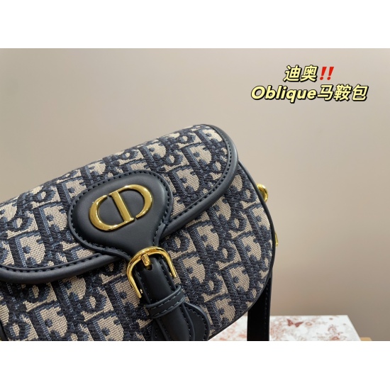 On October 7, 2023, the p190 foldable box is large in size 23.15p180 foldable box is small in size 19.10 baby. The same original CD dior postman bag is a vintage original metal accessory that can be worn on the shoulder or on the crossbody. The 19SS DIOR 