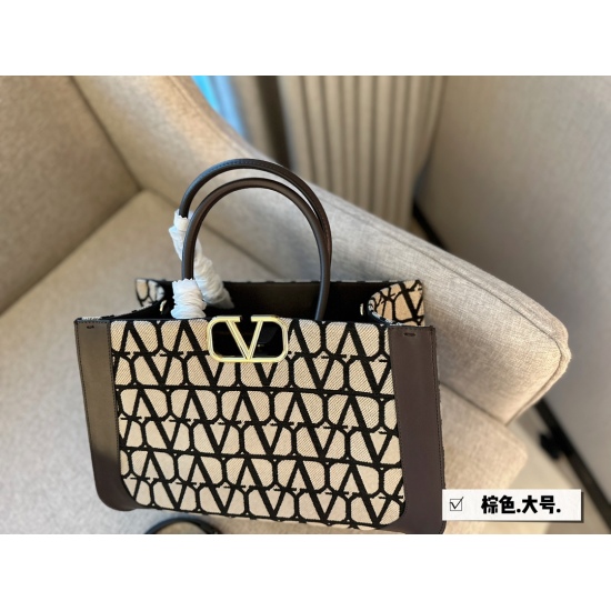 2023.11.10 235 box size: 35 * 22cm (large) Valentino new product! Who can refuse it? The 23ss new model has no problem with anything~