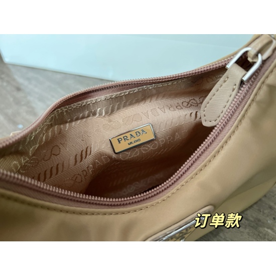 2023.11.06 140 matching box (Korean order) size: 22 * 13cm Prad hobo nylon underarm bag, seeing the actual product is truly perfect! packing ✔️ The design is super convenient and comfortable!
