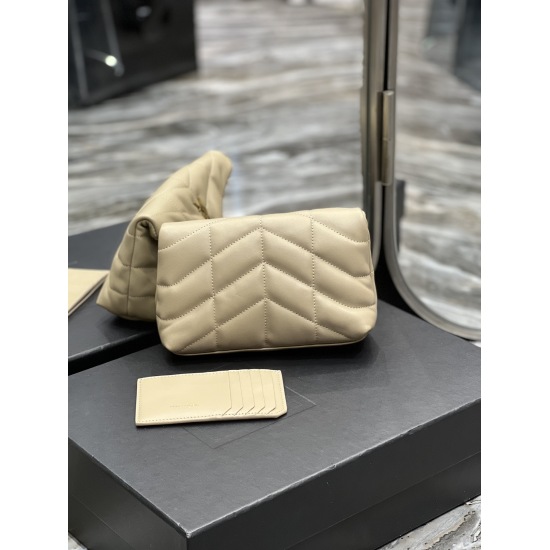 20231128 batch: 570 apricot colored gold buckle Loulou buffer_ The trumpet carrying a bag is coming! The whole bag is made of soft Italian sheepskin, paired with Y family diagonal stripe stitching technology. It has a soft texture front flap bag, paired w