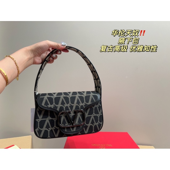 2023.11.10 P195 box matching ⚠ 22.11 The color matching of the Valentino underarm bag has a retro feel, and it is high-end yet elegant, with a sense of atmosphere. It is suitable for commuting, leisure, and dating