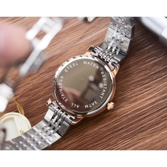 20240408 White 220 Gold 240 Steel Band+20 Drill Ring+20 Omega OMEGA Women's Watch Imported Quartz Movement 316L Precision Steel Case with a diameter of 34mm and a thickness of 8mm. This watch is loved by women and is elegant when paired with clothing all 