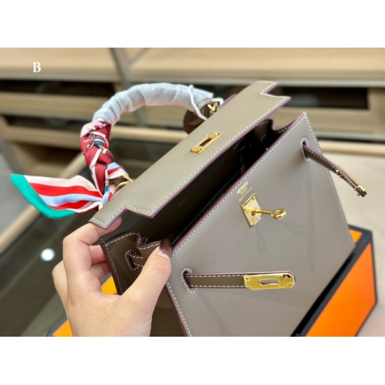 2023.10.29 305 265 255 with foldable box size: 25cm 22cm 19cm Hermes Kelly size is just right! Really, ma'am. Nice looking, ma'am ⚠️  The top layer cowhide bag is particularly textured!