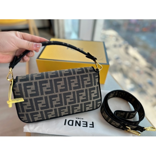 2023.10.26 225 box (upgraded version) size: 26 * 16cm Fendi (F family) Old Flower Method Stick Bag! Can be carried by hand! The wide shoulder strap can also be diagonally crossed, and I believe everyone has seen how popular the old flower is. However, suc