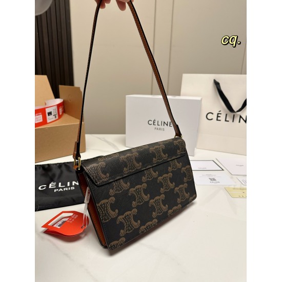 2023.10.30 P215 (Folding Box Aircraft Box) size: 2514 (Duty Free Store Packaging ⚠️) The Celine Celine Triumphal Arch Trapeze trapezoidal underarm bag has a novel trapezoidal design that has the magical effect of modifying body lines! Shoulder strap buckl