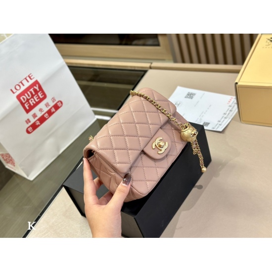 On October 13, 2023, 200 comes with a folding box and an airplane box size of 17.13cm. The upgraded version of Fangpanzi is shipped with Chanel sheepskin metal balls, which feel soft and sticky