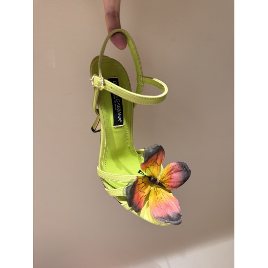 20240413 P380 DolceGabbana's stunning butterfly decorated high heels are full of firepower and creativity. Due to the special attention of Italian women to wearing and accessories, the design style of DolceGabbana is quite gorgeous, ranging from small ret