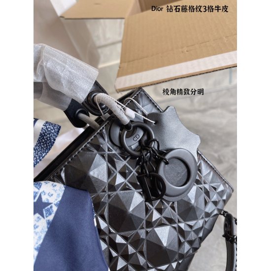 On October 7, 2023, the p300 three grid 17cm top layer cowhide 2022 Dior Summer New Lady Dior Diamond Vine Plaid Princess is in high demand today. The latest beautiful white diamond Vine Plaid Lady Dior is the latest style in the 2022 summer! No similar p