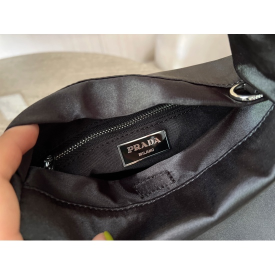 2023.11.06 150 size: 18 * 16cm Prad popular on the internet. The same Prada lunch box bag is portable and can be carried across the body ⚠️ Equipped with a chain that can be used for crossbody transportation