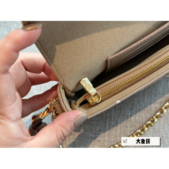 2023.10.1 185 box size: 22 * 12cmL Elephant Grey ivy woc Real Milk Hooky Drop~Super suitable for autumn and winter. The mahjong bag with double chain design can be cross slung, one shoulder can be carried, and the built-in card slot is cute and easy to us