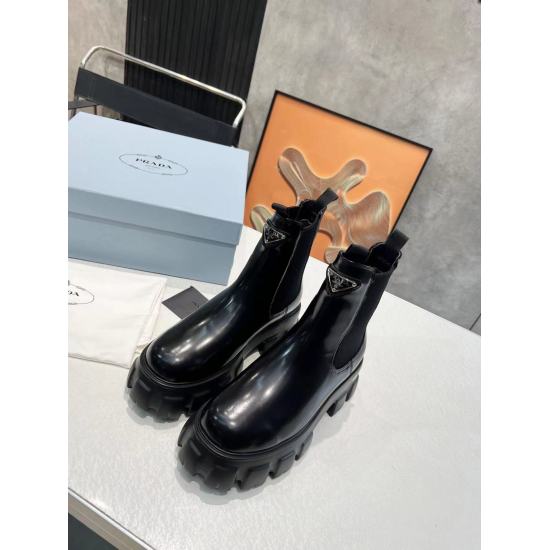 On January 5, 2024, the Maoli 330 and 2023 SSS launched the Prada elastic short boot series PRADA, a popular online fashion show in early autumn and winter. Prada can be used in important occasions with a fresh and luxurious feel, perfect for wearing. The
