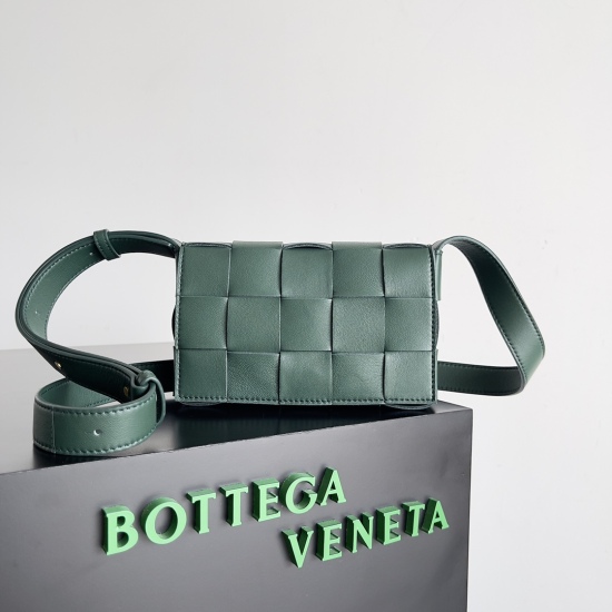 20240328 Original Order 860 Special Grade 980 Spot Issue First Online ♨️♨️ (Mini size) BV sheepskin+15 grid cassette+limited edition: Classic style, high-end and minimalist. This upper body is super refreshing! Paired with BV parrot green on the edge, it 