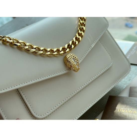 On September 3, 2023, the size of the 295 full set packaging is 25 * 15cm. The new bag of Bulgari is really cute!! The actual Serpenti is very beautiful, just the right size, paired with a medium wide shoulder strap! It's not too eye-catching when paired,