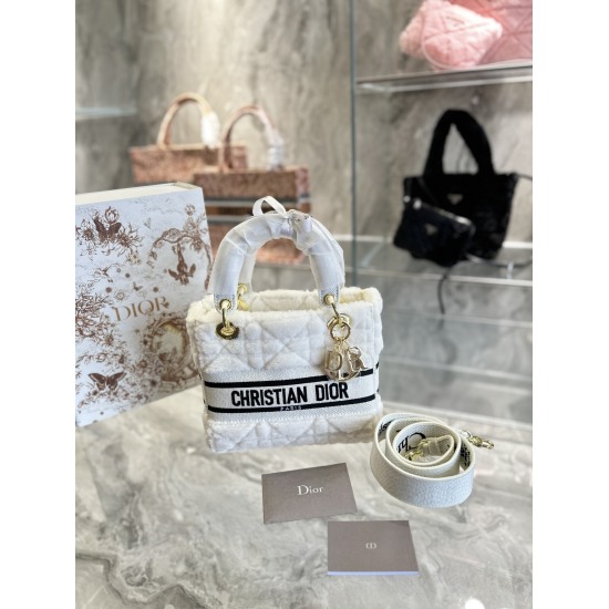 On October 7th, 2023, Dior Princess Embroidery Bag was originally a top-level p360DiorLady Life furry embroidery limited edition bag. In Venice, Macau, a 2022 new Lady life milky white Dior constellation embroidery bag was introduced, which can cure all d