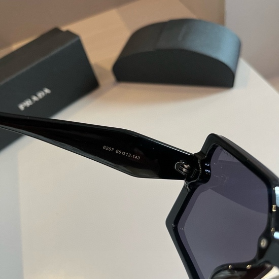 220240401 95PRADA: Wearing these cool and cool sunglasses, it's really hard not to be loved!! The inverted triangle logo design has a unique temperament. The face on the large black frame looks small and grand. I love the large black frame sunglasses too 