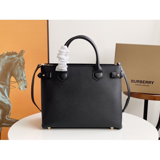 On March 9, 2024, P830 (original quality) is a popular Burberry classic tote bag in the medium size, without the need for introduction. As we all know, it is the preferred choice for B families and can be handled by anyone of any age! The upper body effec