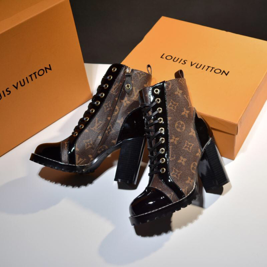 2023.12.19 Counter synchronization L The classic high heeled Martin boots from Louis Vuitton are a popular option that has been out of stock multiple times. The cool and sleek design lines and fabric are made of imported soft cowhide patent leather and LV