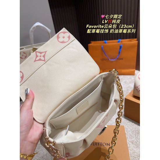 2023.10.1 Qixi limited pure leather P245 folding box ⚠️ Size 23.13LV Favorite Cloud Bag with Strawberry Pendant Cream Strawberry Series Fairies, take a look! The soft and creamy appearance is extremely high and versatile! Sweet, cool, and elegant, it can 