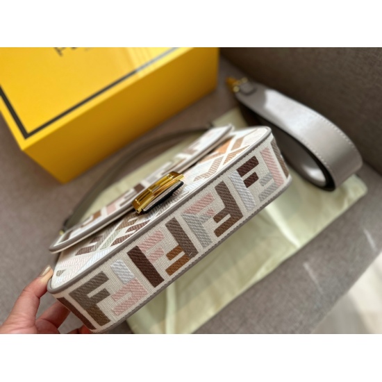 2023.10.26 230 box (new color) size: 26 * 16cm Fendi (F family) Old Flower Method Stick Bag! Can be carried by hand! The wide shoulder strap can also be diagonally crossed, and I believe everyone has seen how popular the old flower is. However, such a cut