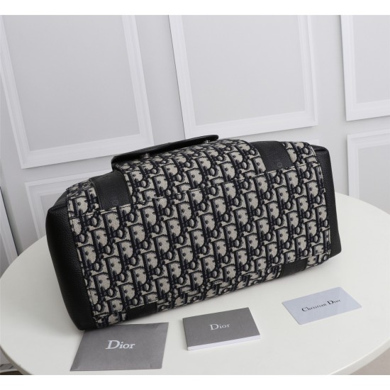 20231126 810 This saddle tote bag is practical and elegant. Crafted with beige and black Oblique printed fabric, paired with leather panels adorned with the Christian Dior embossed logo on both sides. The front continues the iconic saddle silhouette, with