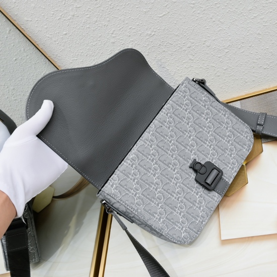 On July 10, 2023, the original silver fabric [hair] [hair] [top grade genuine leather original] This mini saddle messenger bag is exquisite and fashionable. Crafted with black grain cow leather and adorned with a flip and 