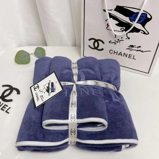 On December 22, 2024, the Chanel towel and bath towel set arrived, exported to Paris, France. The Chanel towel and bath towel combination from Paris is once again fashionable, entering your bathroom. Washing your face and taking a shower has more temperam