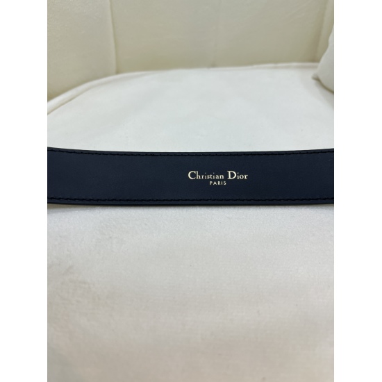The Dior belt features a retro colored double sided calf leather style that is slim and slender, paired with a skirt, pants, or dress to enhance the body shape. Belt width: 3.0cm