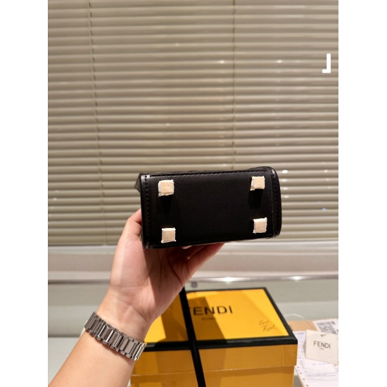 2023.10.26 P195 folding box ⚠ The size 13.17 Fendi Fendi score bag should not be underestimated, with a retro style full of elegance and fashion coexisting