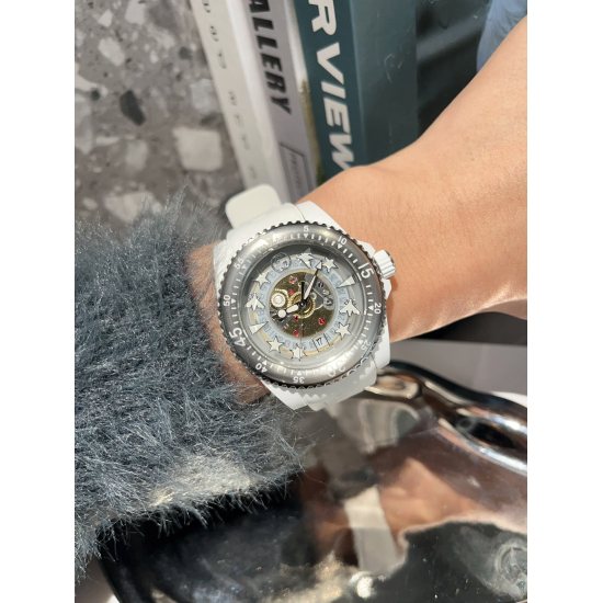 20240408 650 Gucci GUCCI new model, Gucci Dive series wristwatch newly unveiled, inspired by diving watches, bees, stars ⭐ Decorate the transparent dial with elements such as *, evoking authentic memories. With the support of sustainable craftsmanship, th