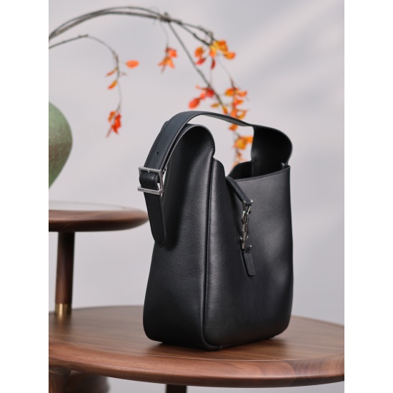 20231128 batch: 810 [original factory leather] black silver buckle_ Hot selling LE 5A7 underarm bag - This year's popular medieval underarm bag has always been popular. The full leather delicate and smooth design is simple and high-end, with enough capaci