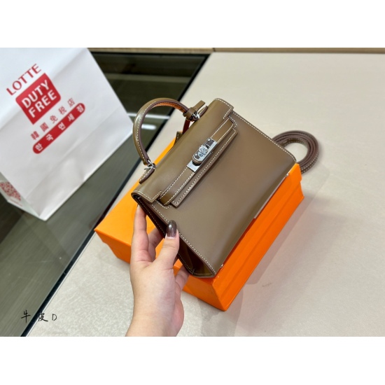2023.10.29 230 box size: 20cm Herm è s Kellymini second-generation real wife looks good, although the capacity is a bit small ⚠️ Put down your phone and pretend to be cute! ⚠️ The latest cowhide bag is special and textured!