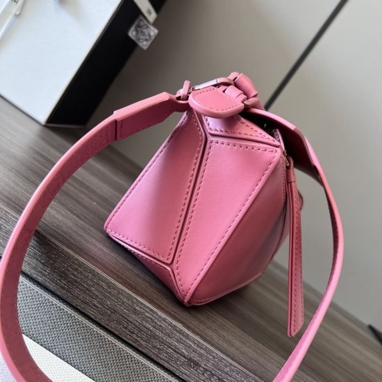 The new rectangular shape and precise cutting technology of the 20240325 P800 satin cowhide puzzle handbag create Puzzle's unique geometric lines. This mini version is made of satin cowhide leather, paired with matching hardware, and comes with a detachab