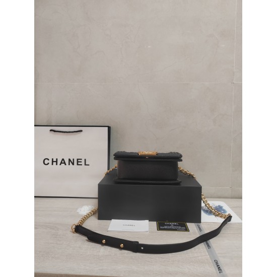 On July 10, 2023, the small Chanel is made of imported ball patterned cowhide [lightning] with thickened electroplated hardware accessories. The workmanship is comparable to the original single bottom, which can be pinched and rebounded without any marks.