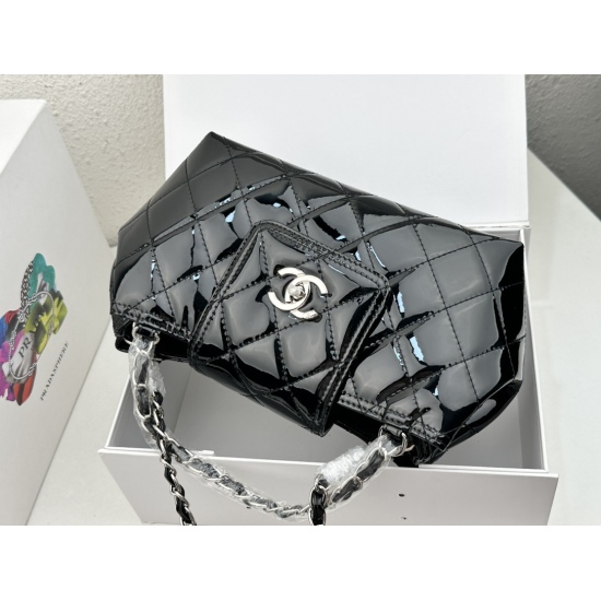 On July 10, 2023, change Xiaoxiang's new product Yuanbao bag is made of patent leather material. The shoulder strap can be carried by hand or crossed. Size: 22cm