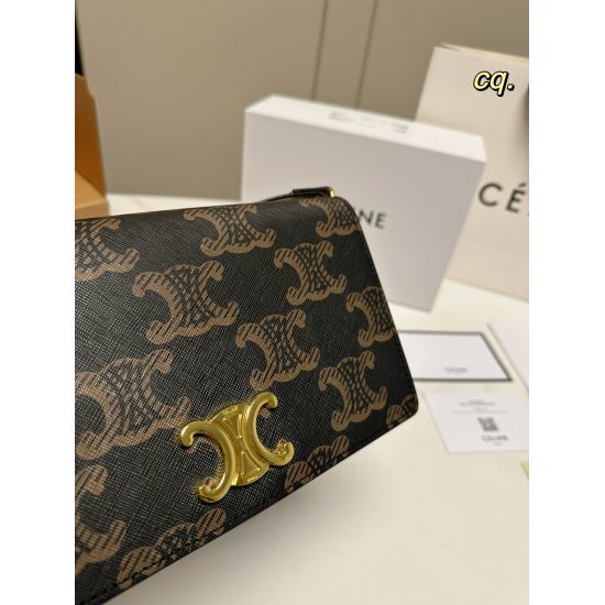 2023.10.30 P215 (Folding Box Aircraft Box) size: 2514 (Duty Free Store Packaging ⚠️) The Celine Celine Triumphal Arch Trapeze trapezoidal underarm bag has a novel trapezoidal design that has the magical effect of modifying body lines! Shoulder strap buckl