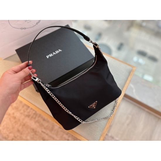 2023.11.06 175 comes with a box size of 26 * 15cm Prada hobo. The medieval underarm foreskin shoulder strap is more retro and firm, adding a casual and simple feel, making it completely fashionable and versatile,