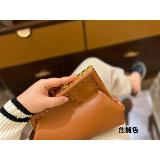 2023.10.26 260 box size: 24 * 18cm (small) Fendi first bag The first new bag in the New Year is absolutely cool and cute I like the texture of Kusa holding it behind me