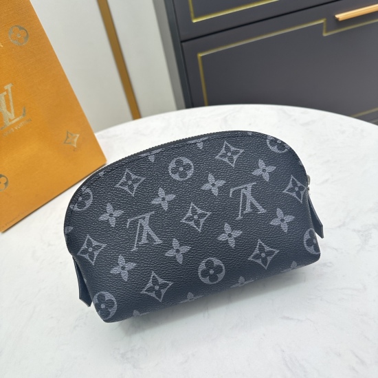 2023.08.28 M47515 Makeup Pack! This compact makeup bag is made of Monogram canvas and can easily fit into a handbag. The circular bag body is designed with a flat bottom for easy access and storage of makeup products. 19.0x 12.0x 6.0 cm (length x height x