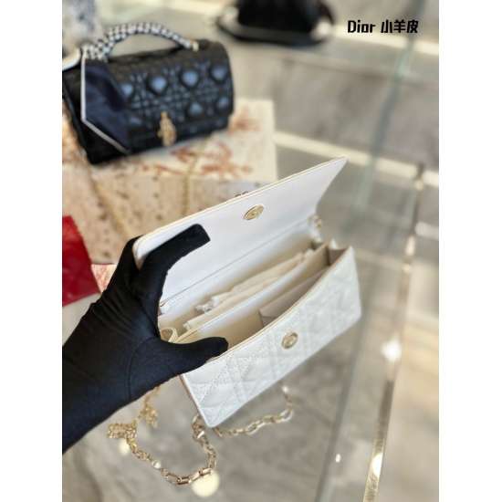 2023.10.07 p295Dior Practical Handbag | Lady's new early spring handbag with both beauty and strength can be dual-use. The cross body+handhold should not be too great. The upper body is very light. It is the first one to use sheepskin as the new sisters 2