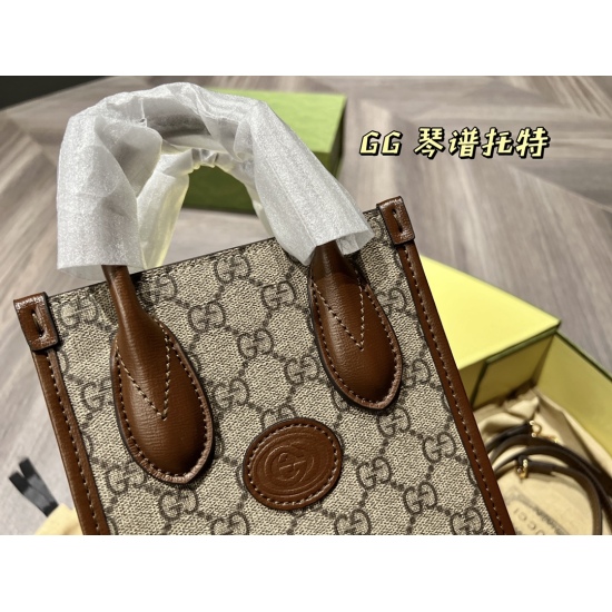 2023.10.03 P195 box matching ⚠️ The size 16.20 Kuqi Gucci score bag is retro and trendy, paired with a coat for autumn and winter, which is stunning! The brown color is harmonious and easy to match, making it cute and adorable