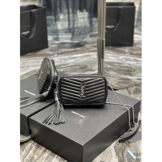 20231128 batch: 580 black silver buckle_ Top imported cowhide camera bag, ZP open mold printing, to be exactly the same! Very exquisite! Paired with fashionable tassel pendants! Full leather inside and outside, with card slots inside the bag! Very practic