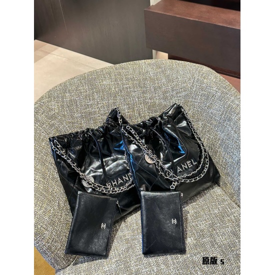 On October 13, 2023, Xiaoxiang Garbage Bag P240p245 Size: Height 39X Length 42X Width 8cm Black Gold Medium Drawing Key!! Whether you are a tall woman with a height of 170cm+or a cute girl with a height of 160cm+, the medium size is both practical and cas