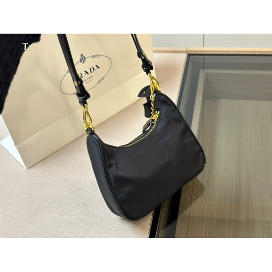 2023.11.06 200 size: 22.18cm Prada hobo underarm bag, Prada's new style is very versatile, and the upper body is also very beautiful!
