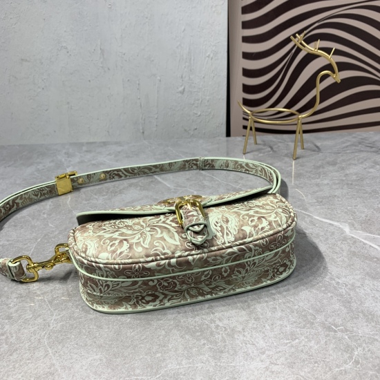 On July 10, 2023, come with the box [Original Quality] Dior's new autumn/winter 22! Dior BOBBY's new style, add floral patterns on the monochrome BOBBY bag!, A stiff body! Hardware aging adds a retro feel and is not easy to wear. Model number: 7273 # Size