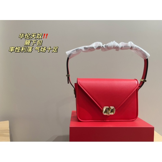 2023.11.10 P215 folding box ⚠️ Size 24.14 Valentino Valentino's underarm bag exudes a sense of sophistication. This looks so impressive on the upper body, and there's no pressure on the back. No girl can refuse such a beautiful bag