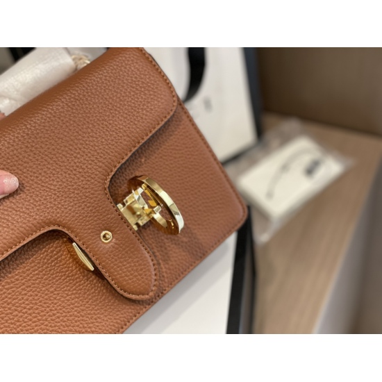 2023.10.03 235 box size: 21 * 16cmGG cowhide organ bag, single shoulder diagonal cross small square bag. ⚠ Cowhide Cowhide! Retro style with a touch of fashion! The perfect line of the bag! The upper body effect is very beautiful!